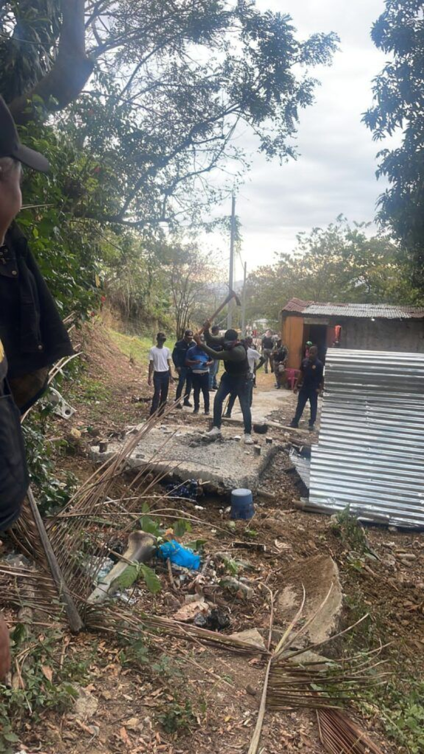 Autoridades buscan en fosa cadáveres de personas habrían sido asesinadas en Villa Altagracia