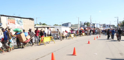 Haitianos asisten este viernes al mercado fronterizo en Dajabón