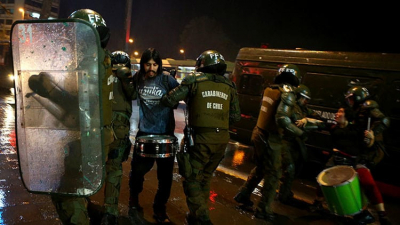 Un muerto y 17 heridos dejan choques entre la Policía y activistas en Santiago de Chile