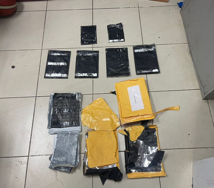 Autoridades incautan seis láminas de cocaína camufladas en tarjetas de videos en el AILA