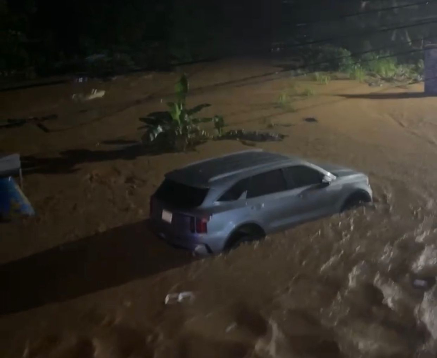 Reportan inundaciones por fuertes lluvias en Samaná