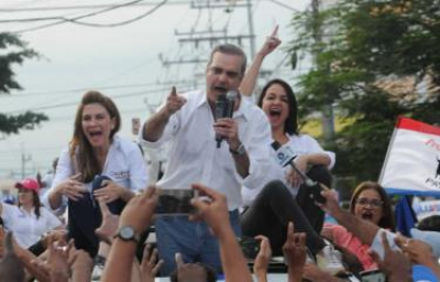 Luis Abinader se moviliza en apoyo a candidatos a alcaldes