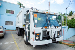 DP WORLD entrega camión compactador de basura a alcaldía de Boca Chica