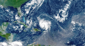Centro Nacional de Huracanes vigila amplia baja presión previo a temporada ciclónica