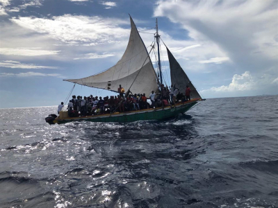 Detienen a grupo de migrantes haitianos tras desembarcar en playa de Florida