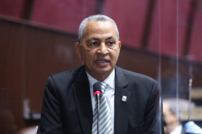 Vocero de Alianza País dice legisladores deben renunciar a “privilegios excesivos” y revisar los recibidos por sectores empresariales