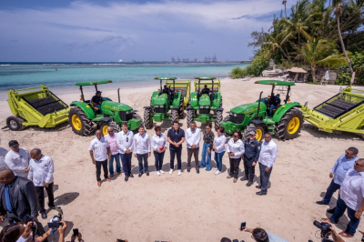 Collado entrega equipos para limpieza de playas a un costo de RD$50 millones