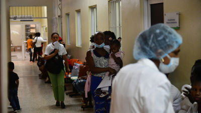 Prevalece tensión fuera de hospitales por el impacto del dengue