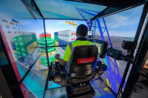DP World invierte medio millón de dólares en simulador de grúas para operadores de Puerto Caucedo