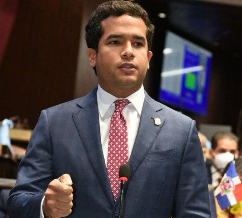 Omar Fernández se convierte en la persona más joven en ocupar la senaduría del Distrito Nacional