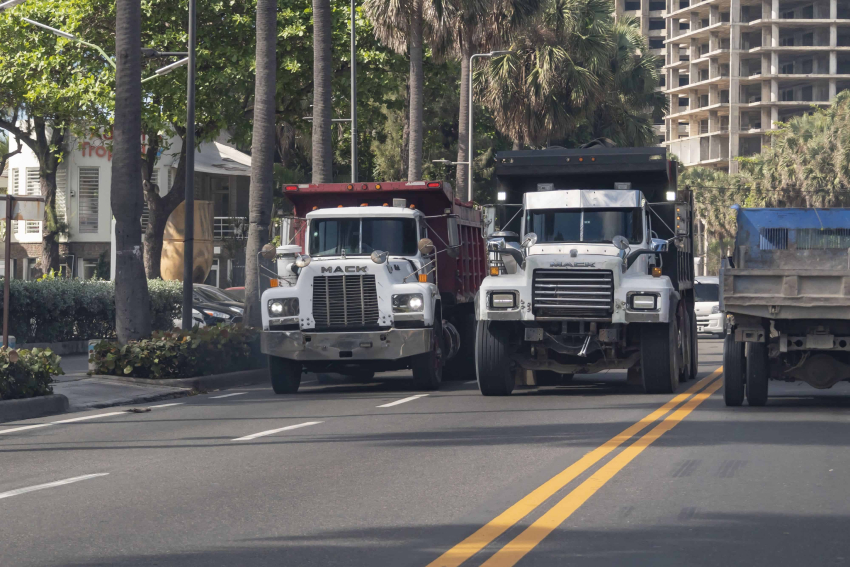 Vehículos pesados violan resolución al transitar por la ciudad