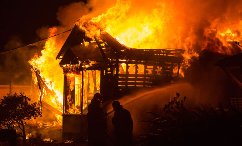Mujer resulta con quemaduras tras hombre incendiar casa con ella dentro