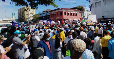 Una multitud marcha al Palacio en rechazo a minería en Monte Plata