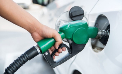 Gasolina Regular y Premium bajan alrededor de tres y dos pesos