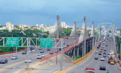 Chóferes y pasajeros se quejan por lentitud y taponamientos del puente Duarte
