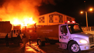 Incendio afecta furgones en mercado fronterizo de Jimaní