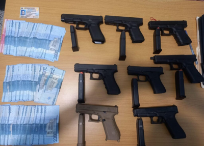 Apresan hombre tras ocuparle ocho pistolas ilegales y más de 230 mil pesos en efectivo en Santiago