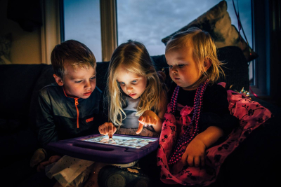 Uso continuo de pantallas afecta la visión en los niños