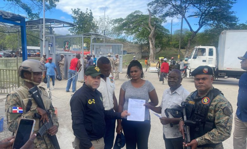 Entregan a Haití una peligrosa prófuga haitiana capturada en Elías Piña