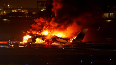 Confirman cinco muertos tras choque de dos aviones en Tokio
