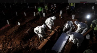 Indonesios que no respetan medidas del coronavirus, son obligados a enterrar a víctimas de la pandemia