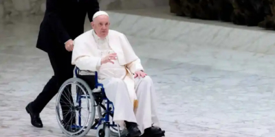 El dolor de rodilla del papa Francisco le impide realizar a la misa del Corpus Christi