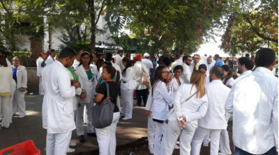 Médicos marchan hoy hacia el Palacio; exigen reivindicaciones