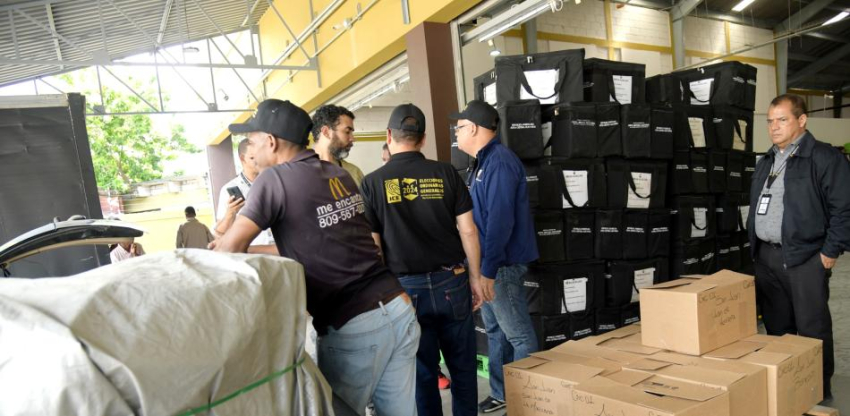 Observadores del PRM y PLD satisfechos con despacho de valijas para elecciones