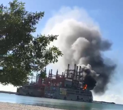 Incendio afecta barcaza que opera en la costa azuana
