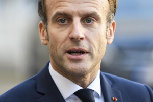 Macron condena &quot;crímenes inexcusables&quot; por matanza de argelinos en París en 1961