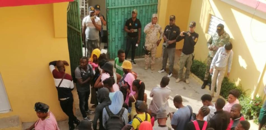 Detienen a 72 haitianos con estatus migratorio irregular en hotel de Elías Piña