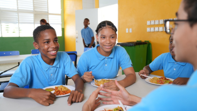 RD baja hambre y lidera alimentación escolar en el Caribe
