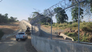 Autoridades supervisan construcción del muro fronterizo en Dajabón