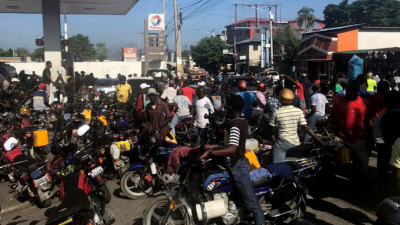 Conseguir combustibles, una actividad de riesgo en Puerto Príncipe