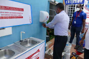 Alcaldía de Boca Chica instala lavamanos donados por la Cruz Rojas
