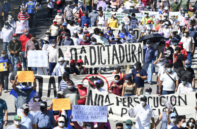 Miles de salvadoreños marchan contra Bukele cuando se acerca a medio mandato