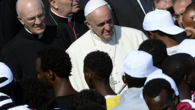 Papa critica indiferencia a inmigrantes