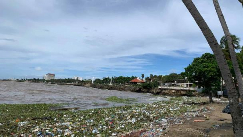 Mar Caribe se llena de residuos tras el paso de Fiona