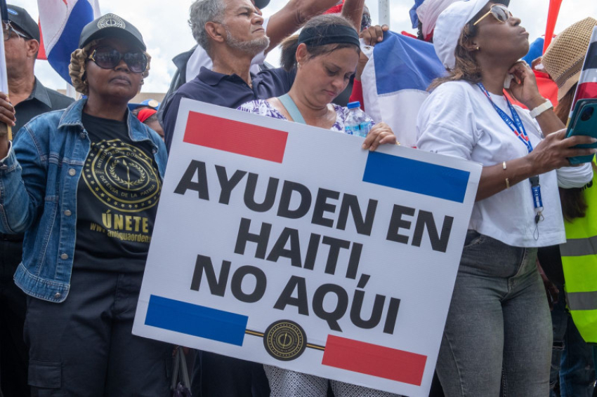 “Ellos allá y nosotros aquí”, el grito en marcha para rechazar campos de refugiados haitianos en el país
