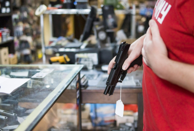 Bodegueros de Nueva York compran armas y se entrenan para defenderse de ola criminal